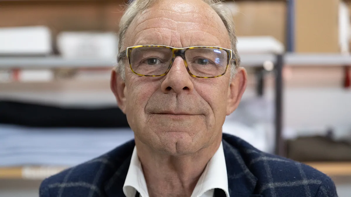 Ontwerper werkt aan een maatwerkontwerp
