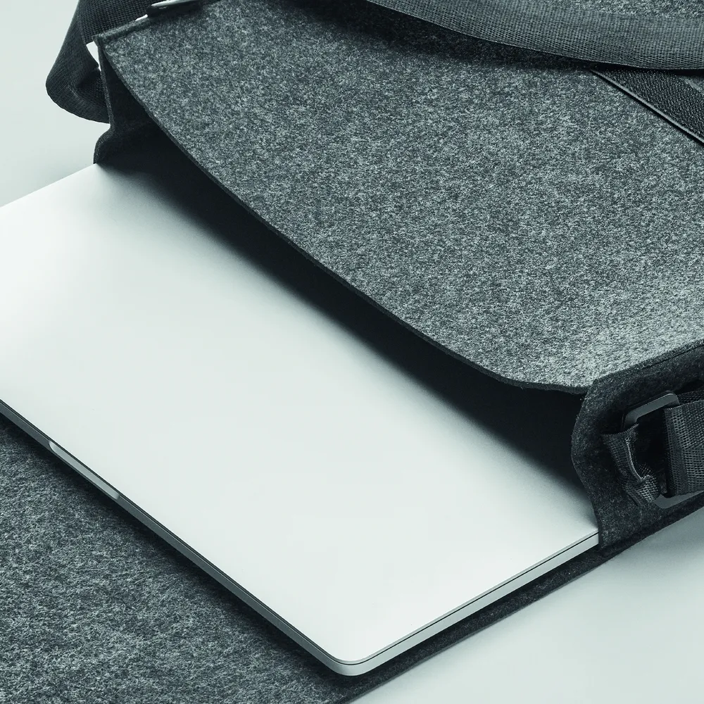 Baglo · Vilten laptoptas van RPET – Steengrijs
