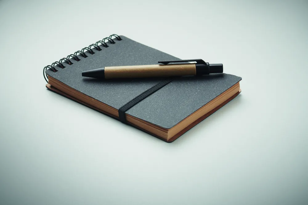 Notie · B7 Gerecycled notitieboek met balp – Steengrijs